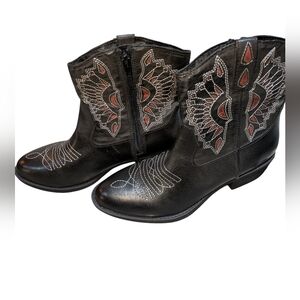 San Antonio NWT Black Embroidered Ankle Boots Faux Leather Size Six